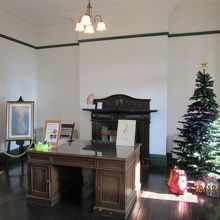 領事の執務室には女王の写真があった。