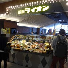 KITTE９階の入り口付近