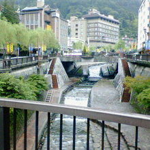 温泉街の中心を流れる川沿いの遊歩道です。