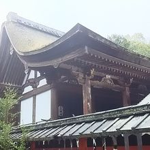 社殿は鎌倉時代初期の建設