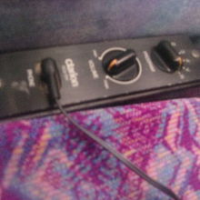 座席脇にある車内オーディオシステムの様子