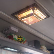 寒い時期はブランケットも車内各所に用意されています