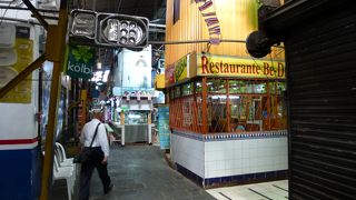 市場内には、食事をするところもあります