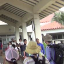 建物入口手前にお迎えいます