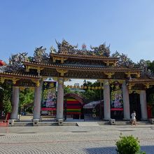 「保安宮隣聖苑」という庭園の門