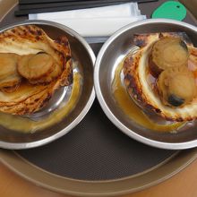 店内のホタテの浜焼き