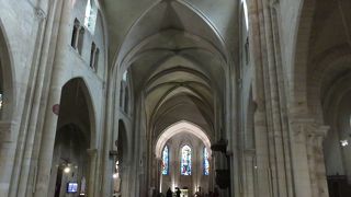 主祭壇にある３面のステンドグラス・・・