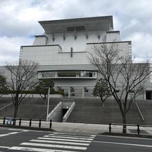 滋賀県立芸術劇場びわ湖ホール（小ホール）、外観。