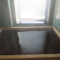 客室内の源泉風呂