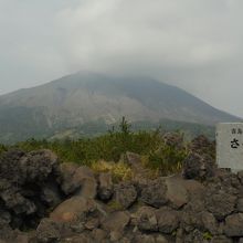 煙を上げる山