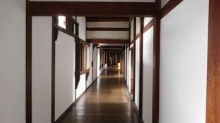 長い廊下が続きます