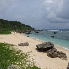 岩が点在。