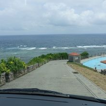 坂の途中に無料のプールあり。