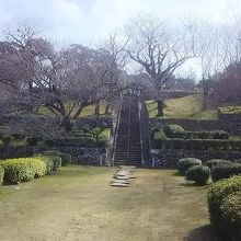 この石段の上に石庭があります。