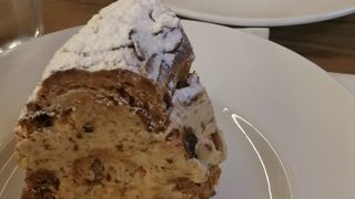 美しいケーキと焼き菓子