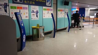 tax refund は簡単。機械でバーコードを読ますだけ。現金返金なら窓口へ。