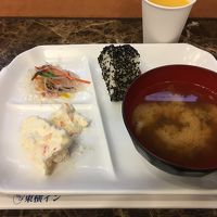 朝食少しだけチョイス。おかずは4種類、おにぎりは数種類あり。