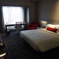 スーツケースを２個広げても十分に動線を確保できる広さです。