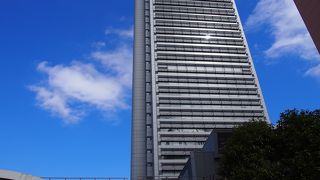 周りに比べて明らかに高いビル