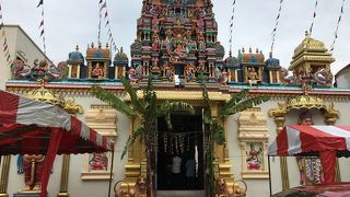 ヒンドゥー教の寺院はここでも派手