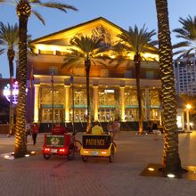 カジノの前で客待ちする小型車