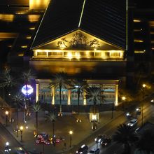 上方から見た夕暮れのカジノ