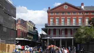 フレンチクオータに優雅さを与えているポンタルバアパートメント