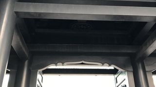 門口は20メートル