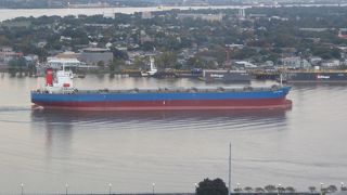 大型貨物船も行きかうミシシッピー川下流