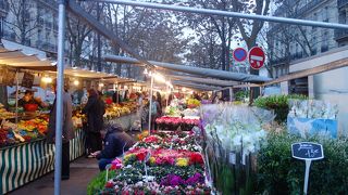 イエナのマルシェ。新鮮野菜がいっぱい。クレープもおいしいヨ。