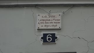 サティの住んだ家。モンマルトル美術館のならびにあります。