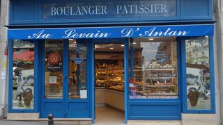 土日は休業です。もう一軒のパン屋さんと住み分けているようです。