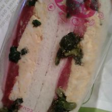 菜の花の入ったサンドイッチ。