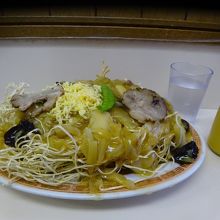 焼きそば大盛りです。コップの大きさと比較してください。