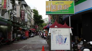 東南アジアの香りがするレトロな商店街