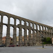 街中にある水道橋ではローマ世界一の規模と保存状態