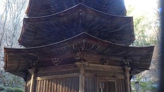 建築家が好みそうな八角三重塔が見ものです。