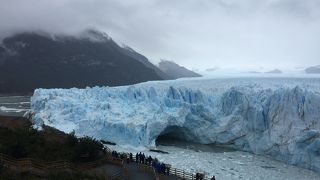 ペリートモレノ氷河とアルゼンチン湖をつなぐ水路