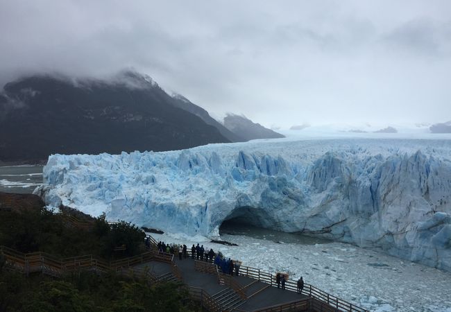 ペリートモレノ氷河とアルゼンチン湖をつなぐ水路