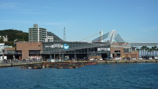 平日は魚介の販売、金・土・日・祝は飲食イベントを開催