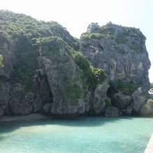 崖ではなくて岩なのだそうです。