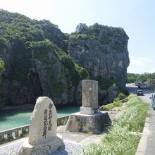 2つの石碑が並んで建つ。