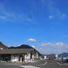 チケット販売機は建物の外、乗船桟橋側にあります