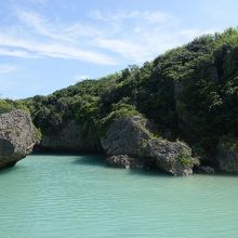 記念碑後ろの海の色がきれい。