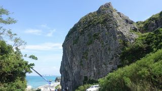 巨大な岩が視界に飛び込んでくる