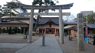 岡崎公園の中の大きな神社