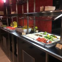 サラダも温かいおかずもありました