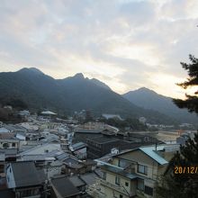 厳島神社と弥山の景観