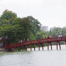 湖岸から島へとかかる橋