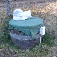 駐車場奥にある源泉